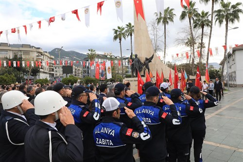 18 MART ÇANAKKALE ZAFERİNİN 108. YILI VE ŞEHİTLERİ ANMA PROGRAMI ÇELENK SUNMA TÖRENİ İLE BAŞLADI
