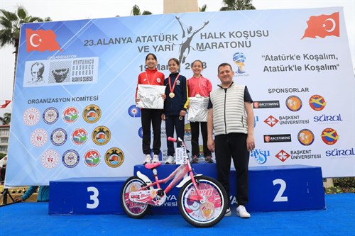 KAYMAKAM ÜRKMEZER 23. ALANYA ATATÜRK YARI MARATONU VE HALK KOŞUSU PROGRAMINA KATILDI