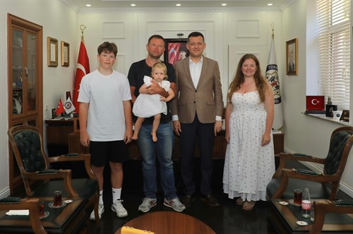 KAYMAKAM ÜRKMEZER SALDIRIYA UĞRAYAN RUS TURİSTİ MAKAMINDA AĞIRLADI